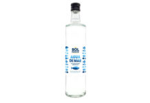 Agua de mar en botella de vidrio, de Sol Natural